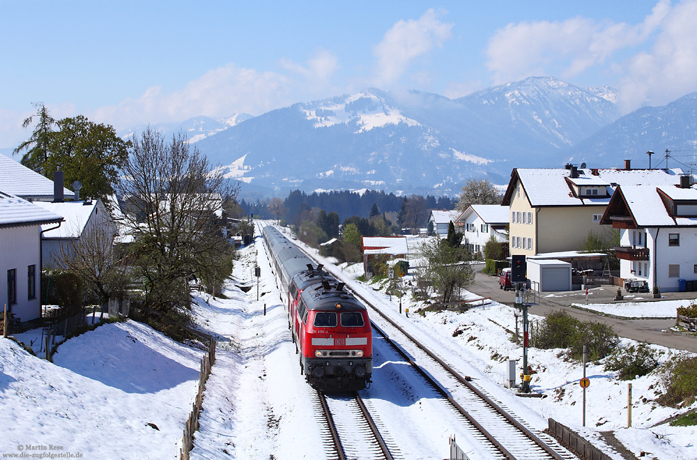 Mit einer geschlossenen Schneedecke verabschiedete sich der April im Allgäu! Auf dem Weg von Oberstdorf nach Hannover durchfährt der IC2012 den winterlichen Ort Martinszell, 29.4.2017.