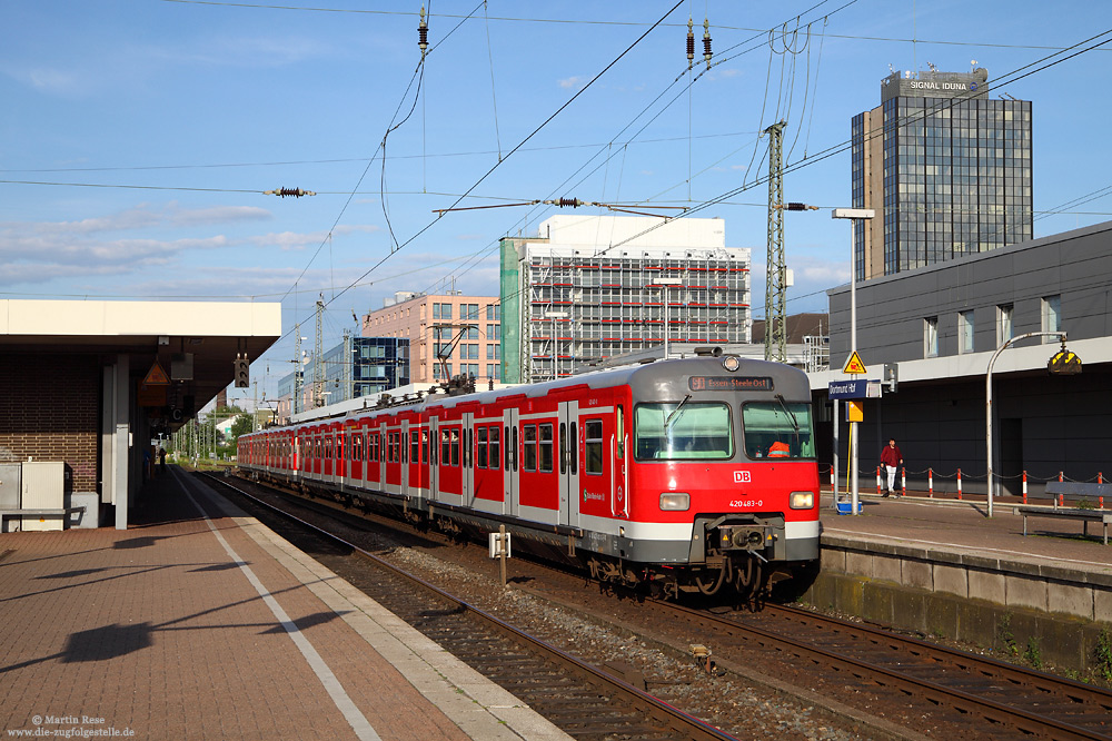Nachdem ein Triebzug der Baureihe 422 am 18.11.2016 in Brand geraten war, wurde ein „Tunnelverbot“ für diese Baureihe verhängt. Seither gibt es auf der S1 zwischen Dortmund und Bochum einen Ersatzverkehr. Zum Einsatz kommt, neben 111- und 143-bespannte Wagenzüge, auch die Baureihe 420. Als S1 nach Essen Steele Ost verlässt der 420 483 und 420 403 Dortmund Hbf, 5.7.2017.