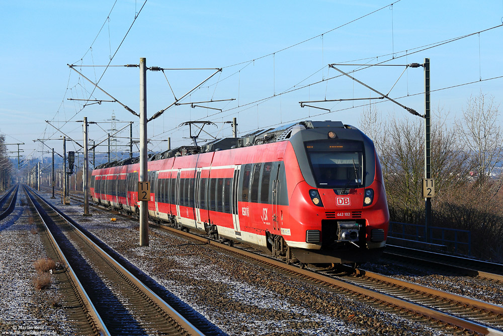 Die frostigen Temperaturen hatten am 18.1.2017 offenbar die Umläufe durcheinander gebracht. So fuhr der RE10909 (Aachen – Siegen) anstatt mit der Baureihe 120 und Doppelstockwagen als „Hamsterpärchen“ namens 442 102 und 442 256, fotografiert am Haltepunkt Köln Weiden West.