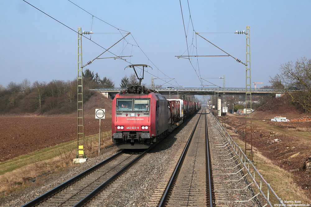 Auf dem Weg von Basel nach Köln begegnete mir südlich von Kenzingen die 482 023 der SBB-Cargo mit einem KLV-Zug, 13.2.2017. Die Rodungsarbeiten rechts neben der Strecke künden Bauarbeiten an – in ein paar Wochen wird die Strecke hinter Schallschutzwänden verschwunden sein…