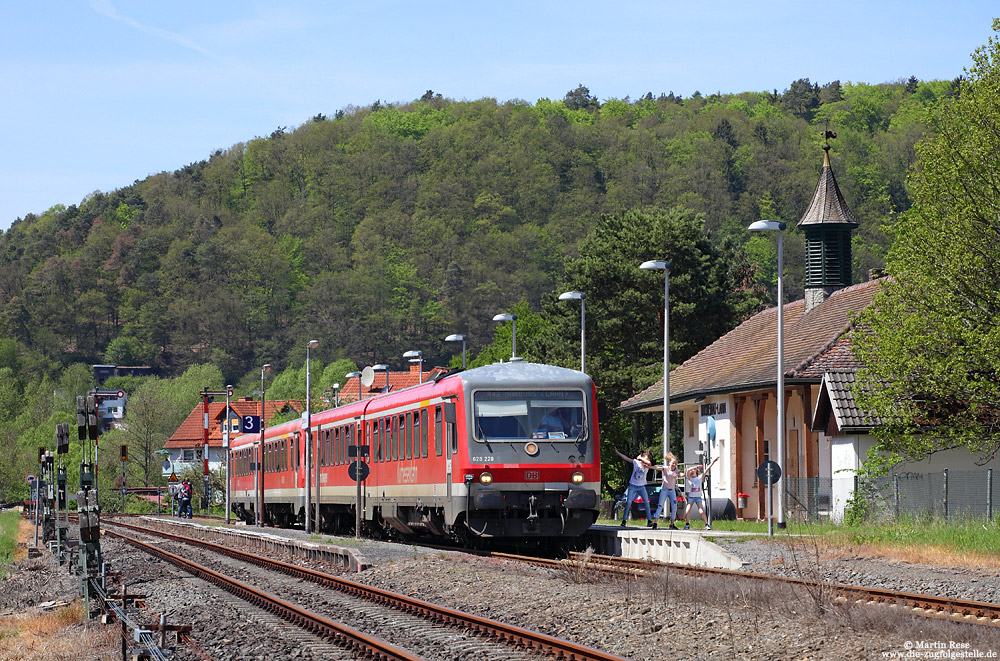 In Buchenau wartet die, aus dem 628 228 und 628 622 gebildete, RB23167 die Kreuzung mit dem Gegenzug ab. Angesichts der Kameras am Bahndamm tanzen drei Mädchen auf dem Bahnsteig neben dem Triebwagen….