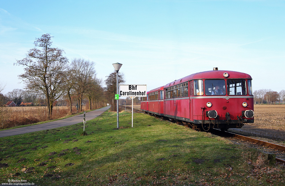 Am 11.3.2017 fand die traditionelle Grünkohlfahrt des historischen Forums von Drehscheibe-Online (dso) statt. Mit der Schienenbusgarnitur der Museumseisenbahn Ammerland-Barßel-Saterland (798 659, 998 304, 998 822) ging es von Carolinenhof nach Aurich.