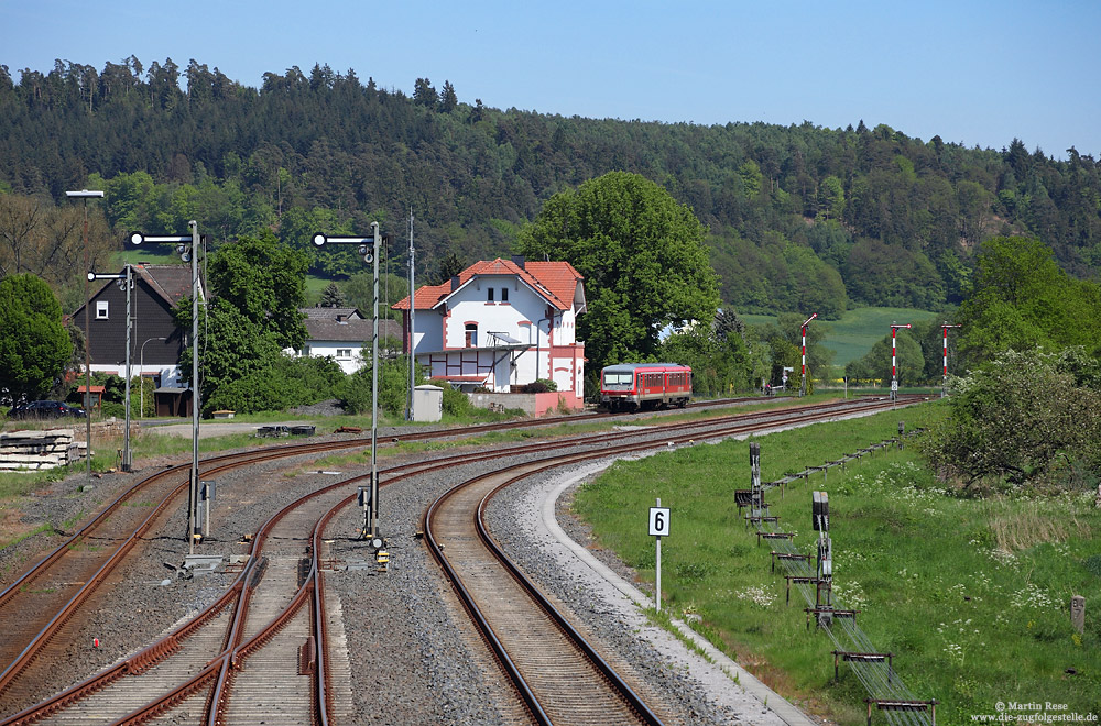 Unterwegs als RB23223 (Bestwig – Marburg) durchfährt der 628 255 den Abzweigbahnhof Sarnau ohne Halt. Aktuell werden auf dieser Strecke 628 und 646 eingesetzt.