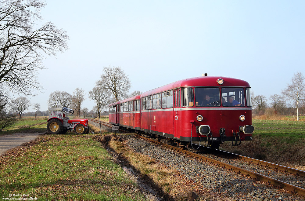 Beim Fotohalt auf der Anschlussstrecke zum Ennercon-Werk wurde ein zufällig vorbeikommender Traktor kurzerhand als Motiv herangezogen…