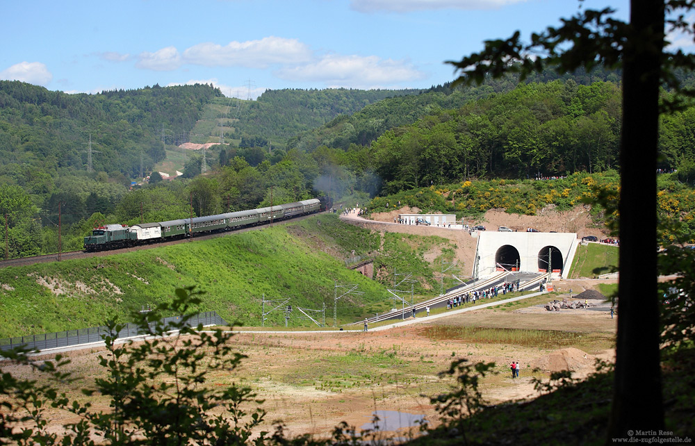 Neben dem Fotogüterzug waren am 25.5.2017 auch drei „Dampfzüge“ zwischen Laufach und Heigenbrücken unterwegs. Mit Unterstützung der E94 088 erklimmt der mit der 01 118 bespannte Sonderzug bei Hain die Spessartrampe.