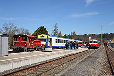 Für den 30.4.2017 war eine Fahrt von Ulm über Münsingen und Gammertingen nach Sigmaringen geplant. Ein Defekt am NE81-Triebwagen bescherte ein jähes Ende! Der Zug musste bei Münsingen mit der Köf11 002 (ex DB 332 801) von der Strecke geschleppt werden. Die Aufnahme zeigt das aus der Köf, dem Steuerwagen VS250 und VT410 gebildete Gespann nach der Rückkunft im Münsingen.