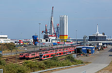 Abgestellte Lokomotiveb der Baureihe 155 und 151 sowie abgestellte Triebwagen in Mukran auf Rügen