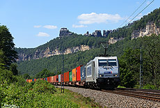 METRANS 386 002 mit einem Containerzug bei Schmilka Hirschmühle im Elbtal