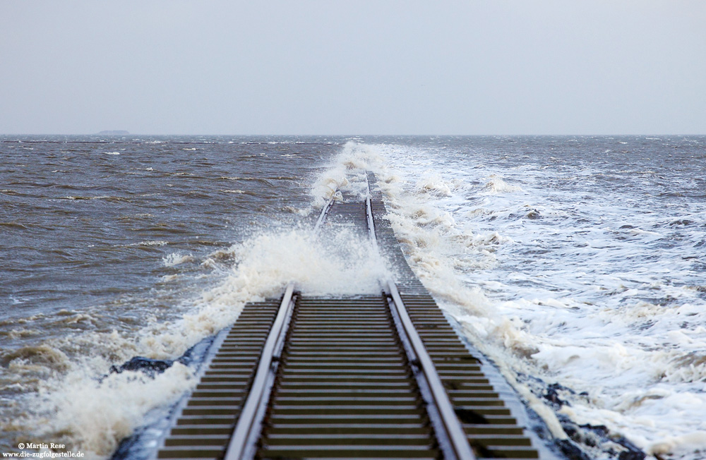 Gleise der Halligbahn auf der Hallig Oland bei Sturmflut