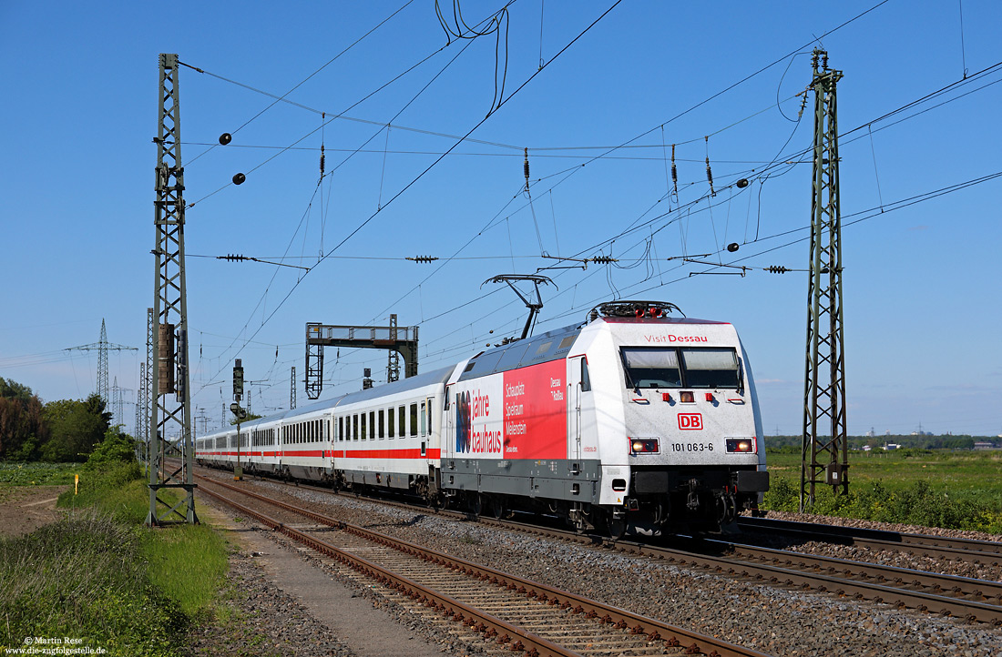 Werbelok 101 063 (100 Jahre Bauhaus) mit IC2203 (Norddeich Mole – Bonn Bad Godesberg) am Bahnhof Brühl Gbf