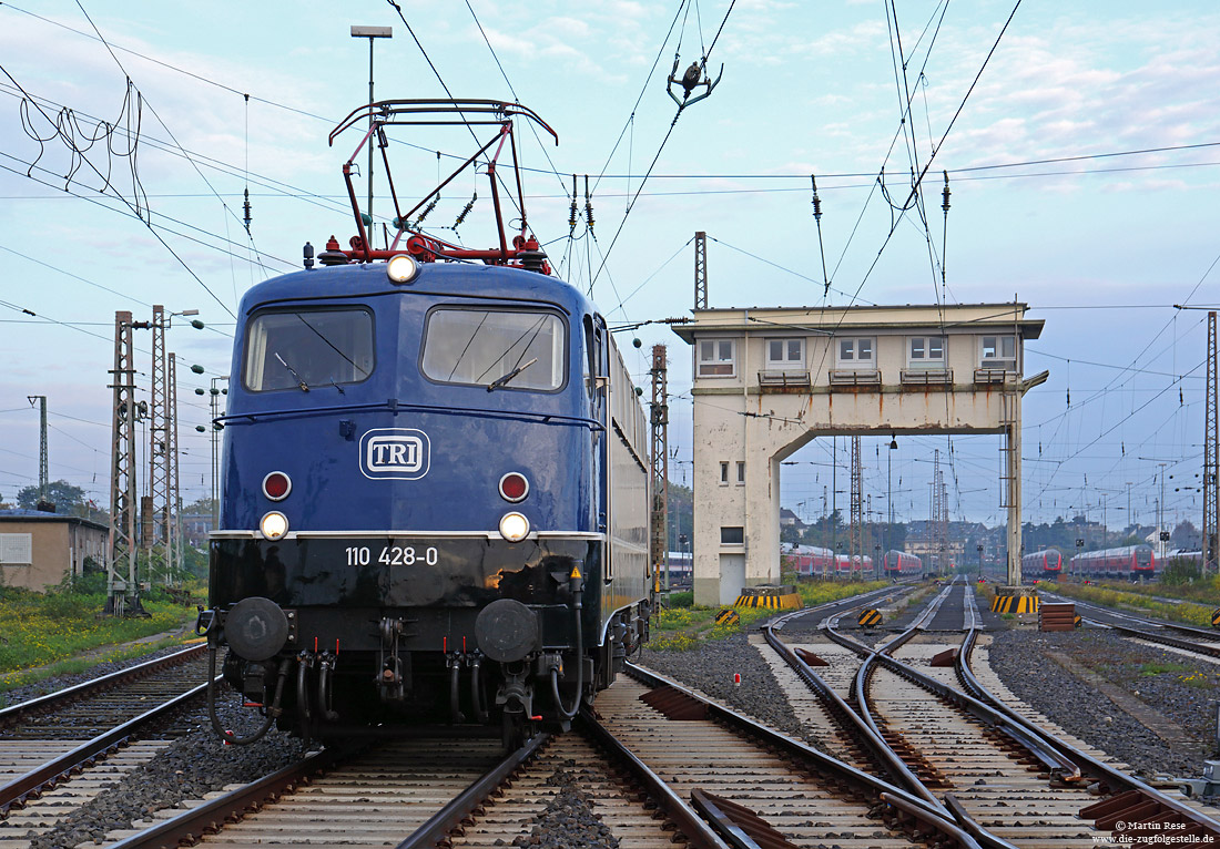 110 428 von Train-Rental in Düsseldorg Abstellbahnhof mit Reiterstellwerk 