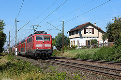 111 079 mit Zug aus Doppelstockwagen mit ehemaligen Posten bei Süßen
