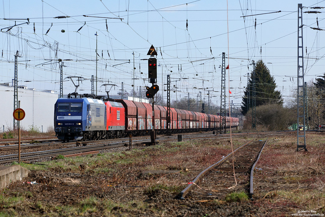 145 003 RBH-Lackierung mit Kohlezug im Bahnhof Groß Gerau