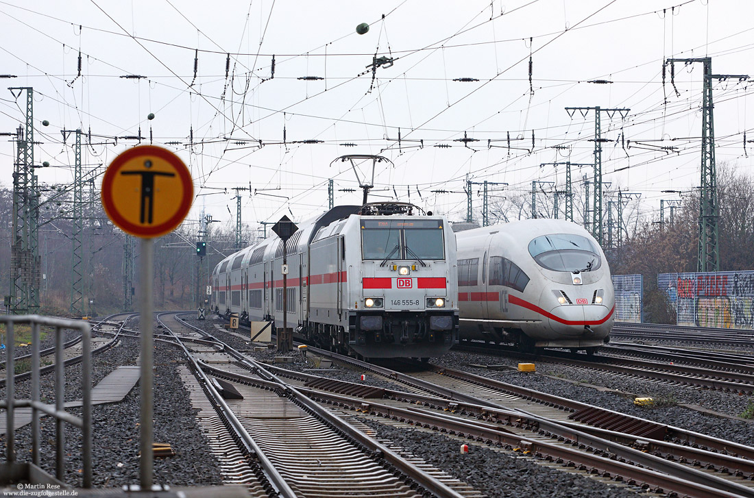 Parallelfahrt 146 555 mit IC2.Wahl neben ICE128 im Bahnhof Köln Mülheim 