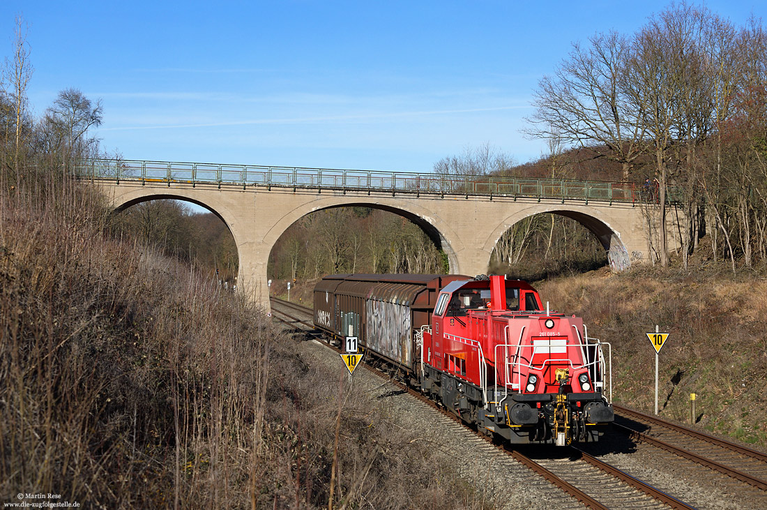 261 085 mit EK54421 nach Derkum an der Feldwegbrücke bei Erftstadt auf der Eifelstrecke 