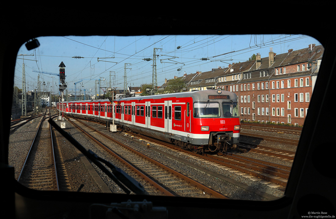 420 919 fotografiert aus der Bügelfalte 110 428 in Düsseldorf Hbf