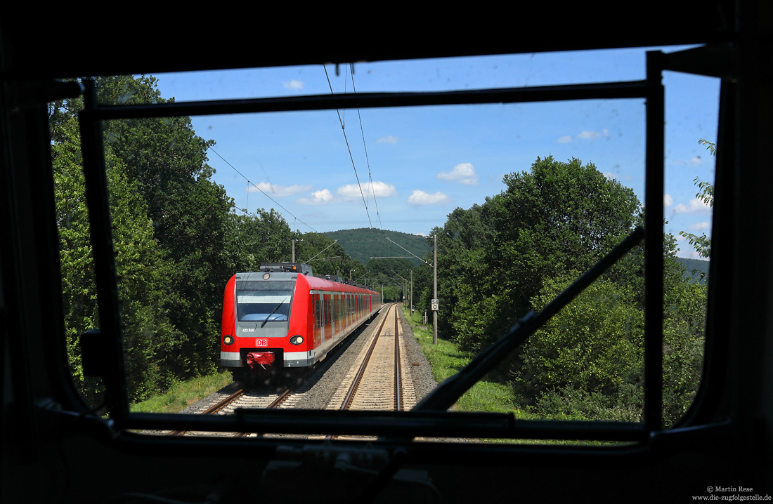 423 045 bei Dattenfeld auf der Siegstrecke aus der E10 1239 fotografiert