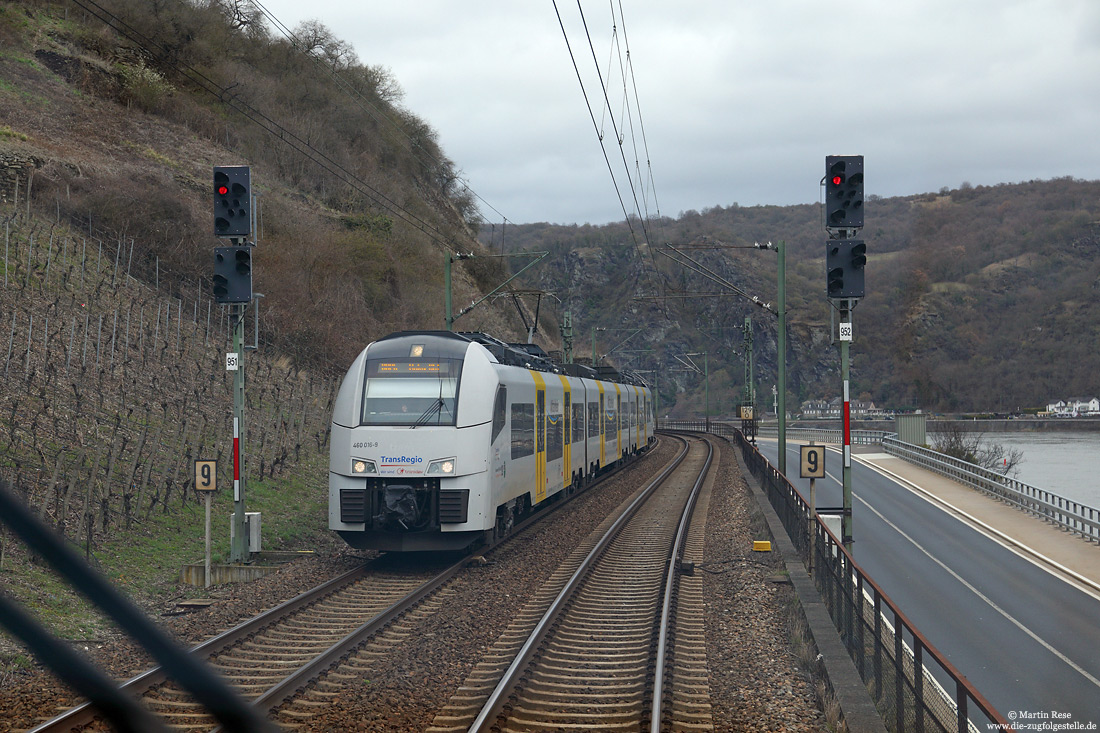 460 016 der Transregio auf der linken Rheinstrecke an der Überleitstelle Urbar Süd