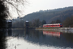 620 040 als RB11544 nach Engelskirchen auf der Oberbergischen Bahn am Aggerstausee bei Loope, Bild 42346