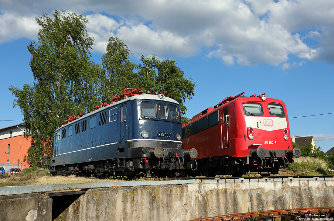 E10 005 und die orientrote 110 152 an der Drehscheibe im DB-Museum Koblenz Lützel 