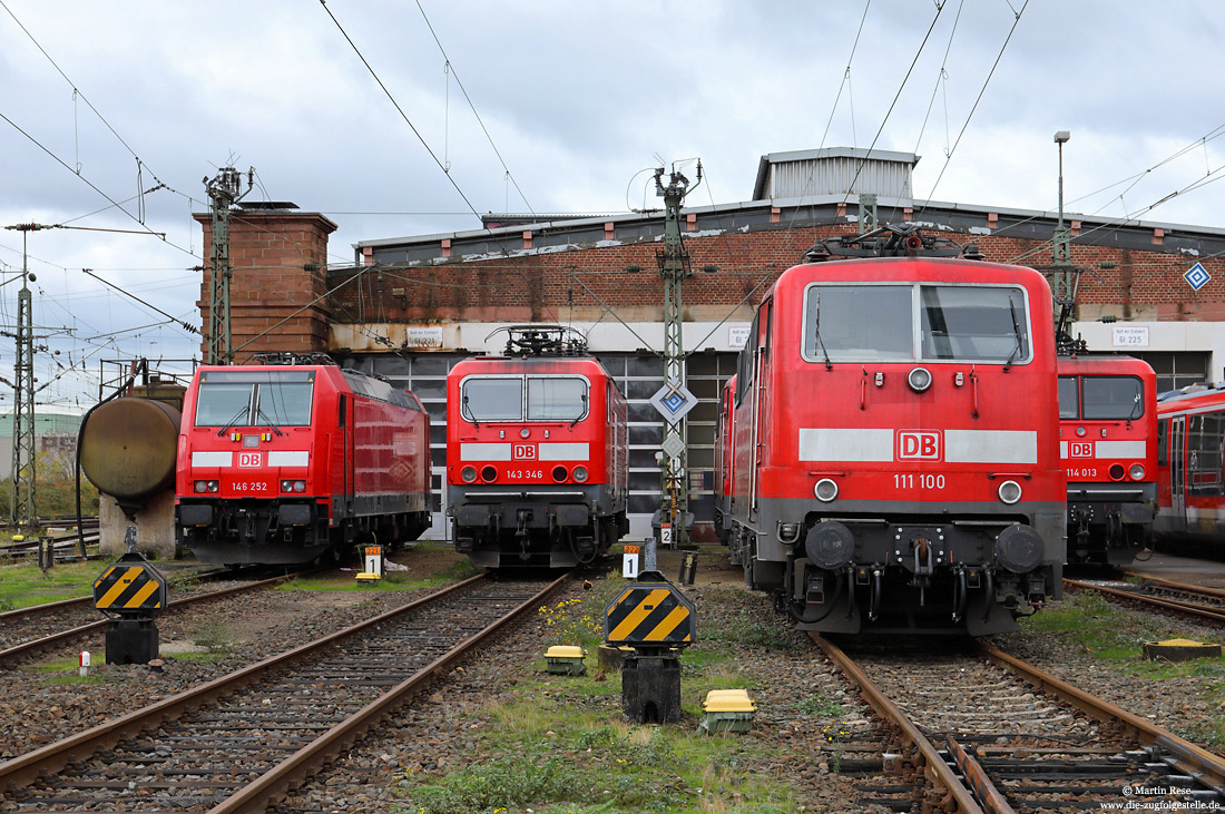 111 100 mit 143 346 und 146 252 vor dem Schuppen im Bw Frankfuer