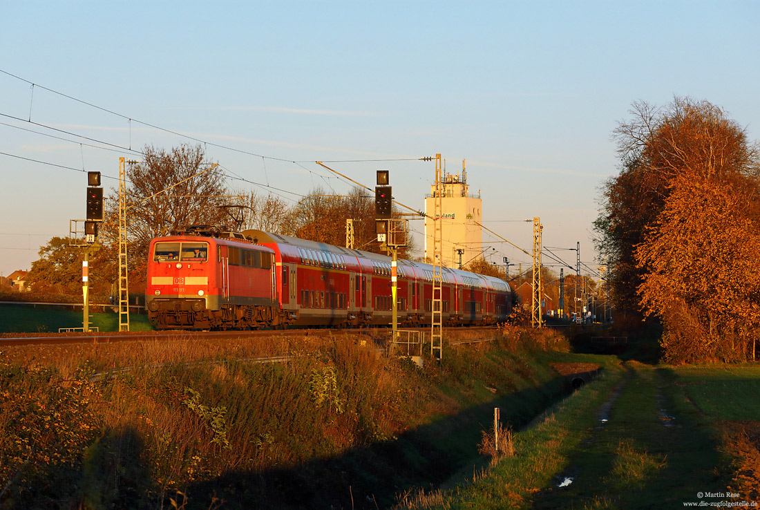 111 111 mit Doppelstockwagen als RE4 bei Lindern auf der Grenzlandstrecke