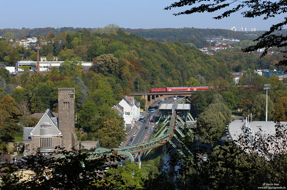 Panoramablick bei Wuppertal-Zoologischer Garten mit Hauptkirche Sonnborn und Regionalexpress mit 111 118