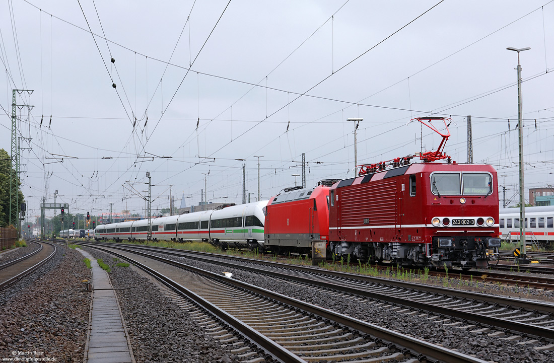 243 002 vom DB-Museum mit ICE-T 411 010 und 101 118 als Überführung in Hannover Pferdeturm