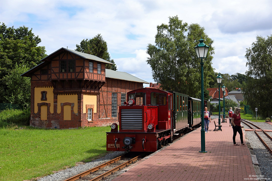 Klützer Kaffeebrenner 329 501 der Stiftung deutsche Kleinbahnen im Bahnhof Klütz mit Lokschuppen