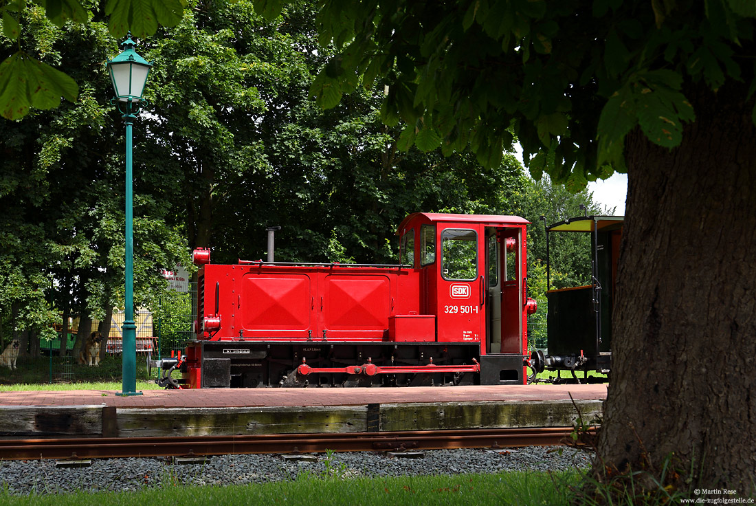 Lüt Kaffeebrenner 329 501 der Stiftung deutsche Kleinbahnen im Bahnhof Klütz