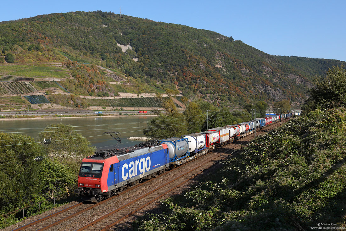 SBB-Cargo 482 006 mit KV-Zug bei Trechtingshause auf der linken Rheinstrecke