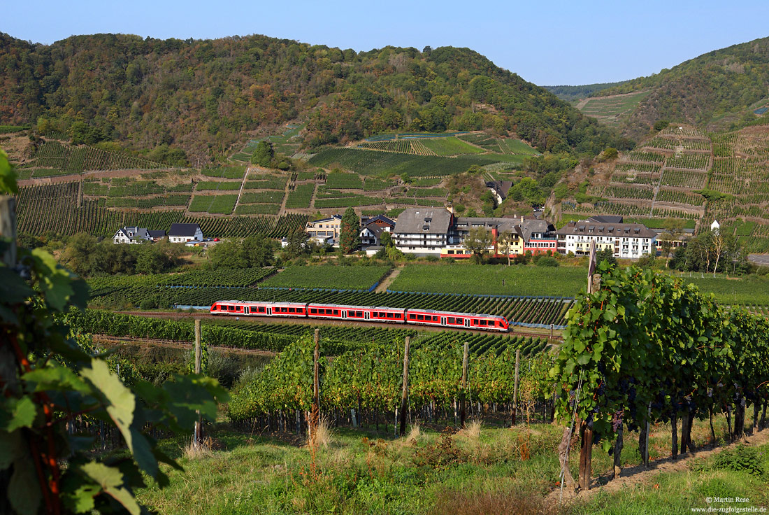 620 015 bei Mayschoß im spätsommerlichen Ahrtal