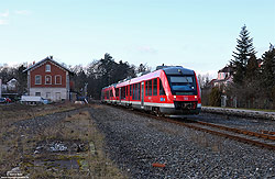 648 811 im Bahnhof Cadolzburg mit Epfanfsgebäude