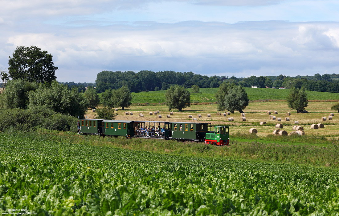 Lok 5 Schöma der Stiftung deutsche Kleinbahnen Klützer Kaffeebrenner mit Kleinbahnzug bei Arpshagen