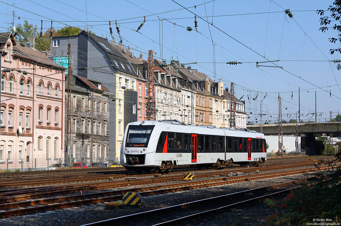 VT121201 als S7 an der Häuserzeile in Wuppertal-Oberbarmen