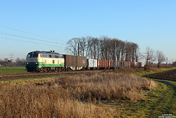 Aus Weißenturm kommend dieselt die Brohltalbahn-218 396 mit dem DGS88598 kurz hinter Sechtem nach Mülheim-Speldorf, 21.12.2021.