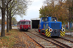 Lok 2 SCHÖMA 4442 1981 der Hafenbahn Leer am Lokschuppen an der Industriestraße im Herbst