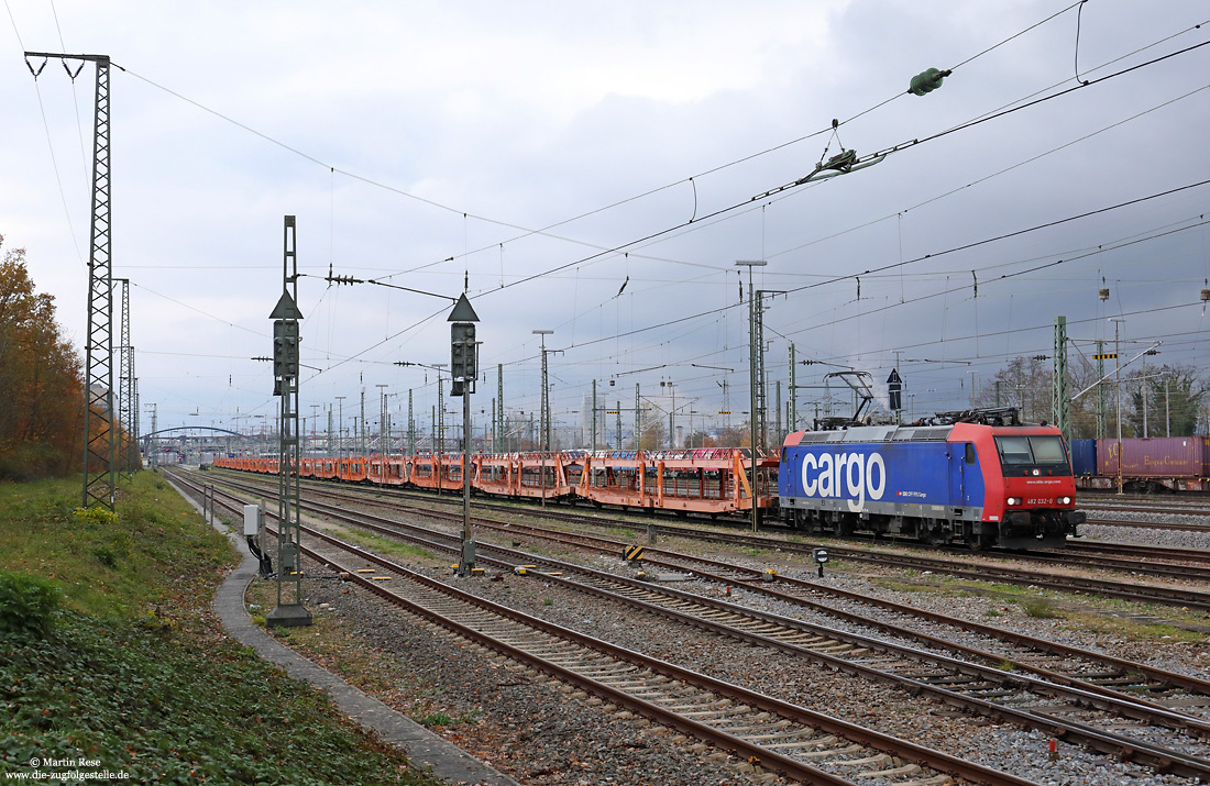 482 032 mit unbeladenen Autozug im Bahnhof Weil am Rhein