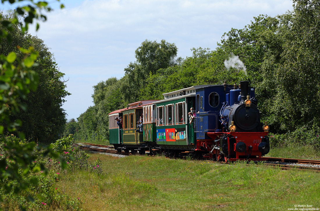 Dampflok Borkum der Borkumer Kleinbahn mit historischem Zug auf der Insel Borkum