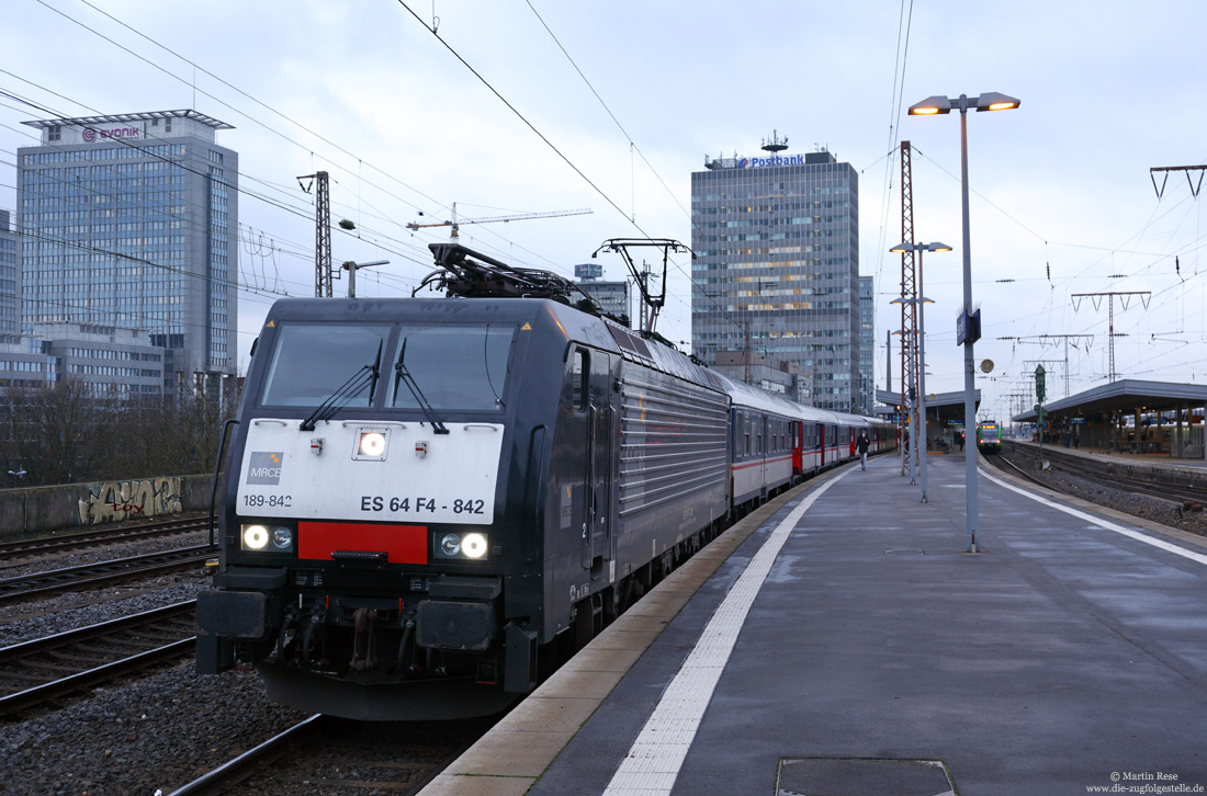 ES64 f4-842 im Einsatz für TRI mit Abellio-Ersatzzug auf der RB40 nach Hagen Hbf in Essen Hbf