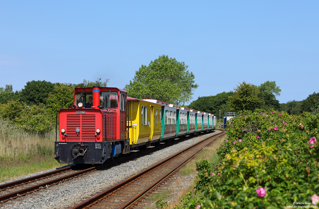 Lok Hannover der Borkumer Kleinbahn am Außendeich auf der Insel Borkum