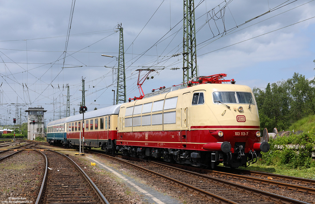 103 113 rangiert im Bahnhof Koblenz-Lützel