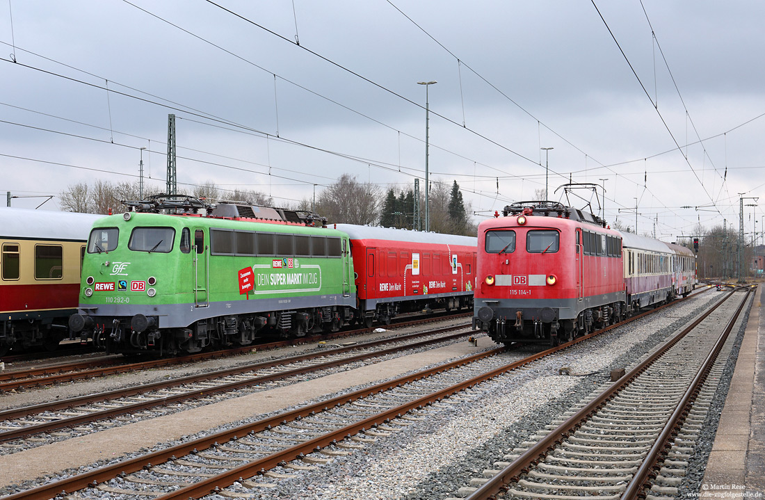 110 292 mit Rewe-Werbung neben 115 114 des DB-Museums im Bahnhof Crailsheim