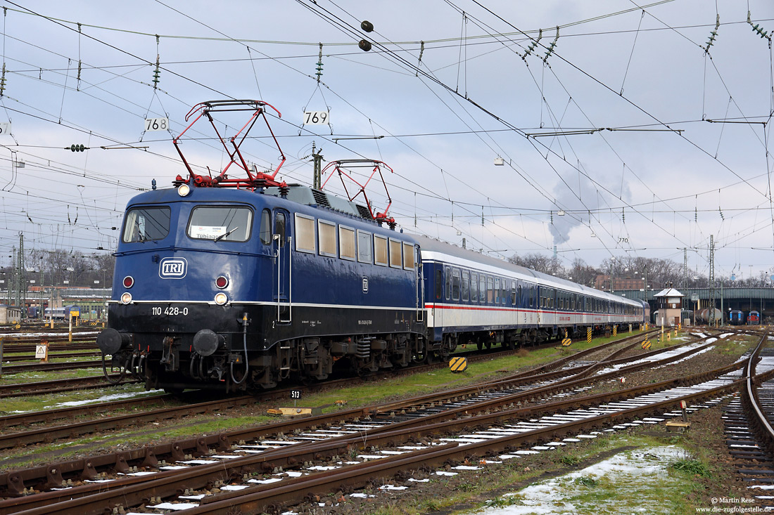 110 428 in blau von TRI TrainRental mit n-Wagen abgestellt in Stuttgart Bbf