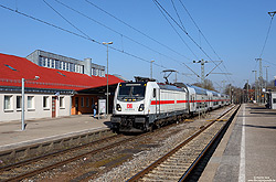 147 575 mit Intercity im Bahnhof Crailsheim