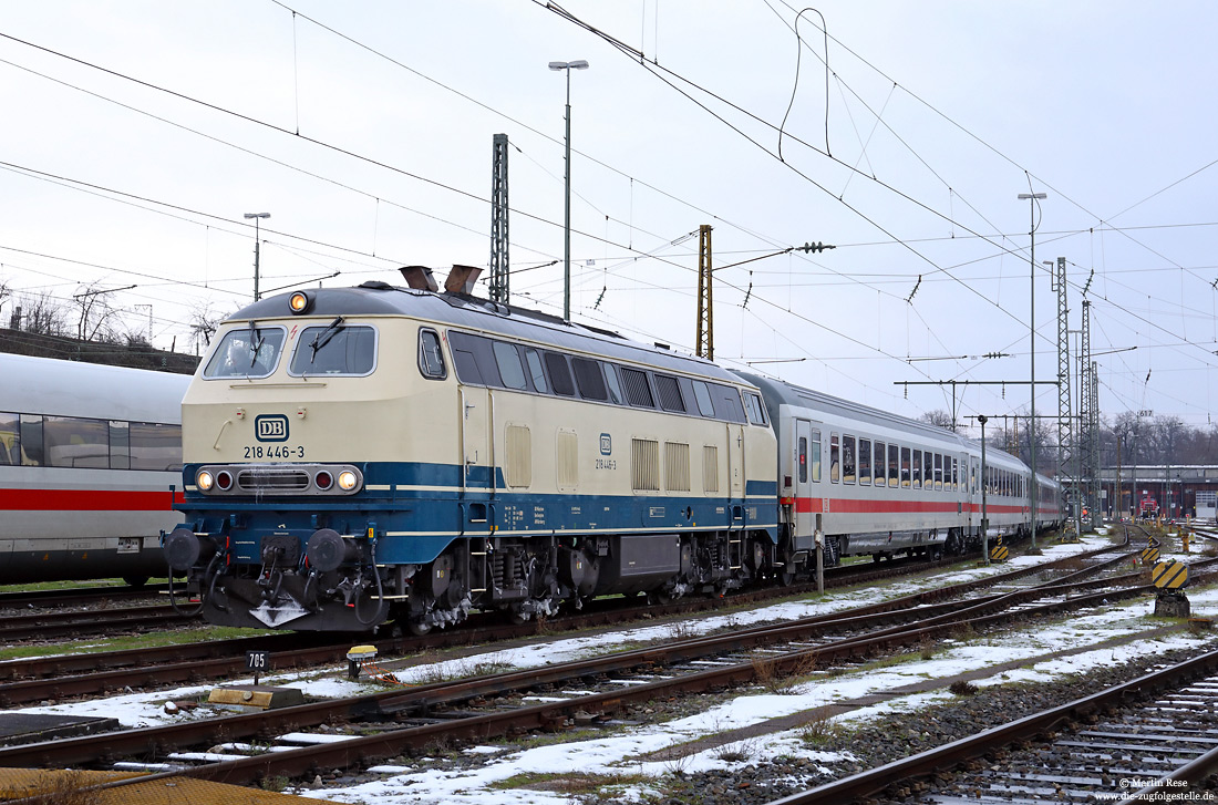 218 446 in ozeanblau/beige in Stuttgart Bbf