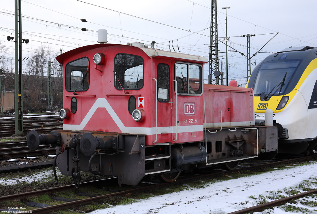 332 255 in orientrot an der Achssenke in Stuttgart Bbf im Einsatz