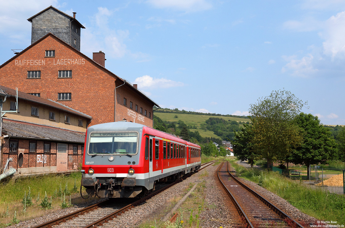 628 477 am Reiffeisen Lagerhaus im Bahnhof Wolfstein auf der Lautertalbahn