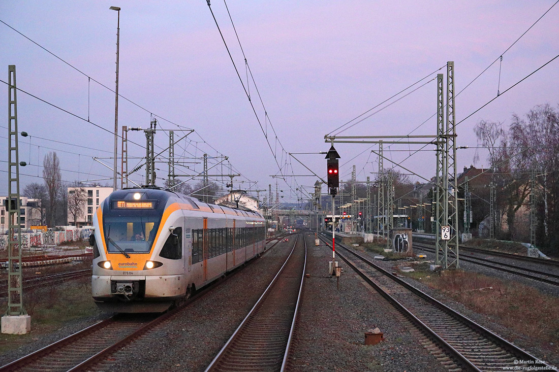 ET5.04 der Eurobahn im abendlichen Licht in Düsseldorf-Gerresheim aus der Lokführerperspektive
