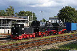 Köf 6003 neben 99 4801 der RüKB im Bahnhof Putbus